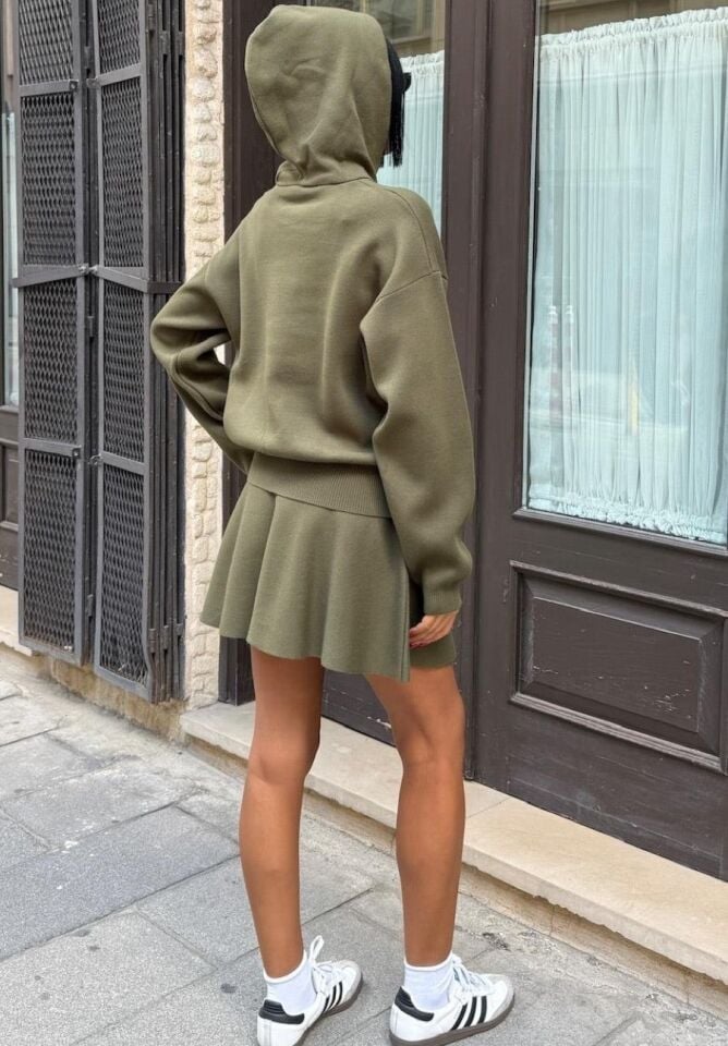 Kadın Kapüşonlu ve Etekli Triko Takım