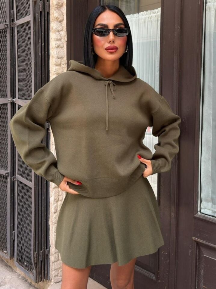 Kadın Kapüşonlu ve Etekli Triko Takım